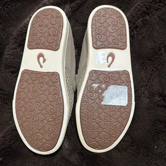 OluKai Pehuea Slip on size 6 Black and Tan - Picture 7 of 9